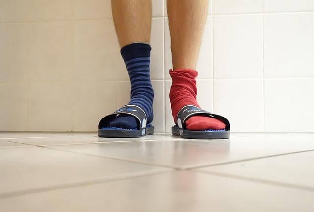 Skarpetki do sandałów - modowy trend tego lata! Zobacz jak nosić je z klasą