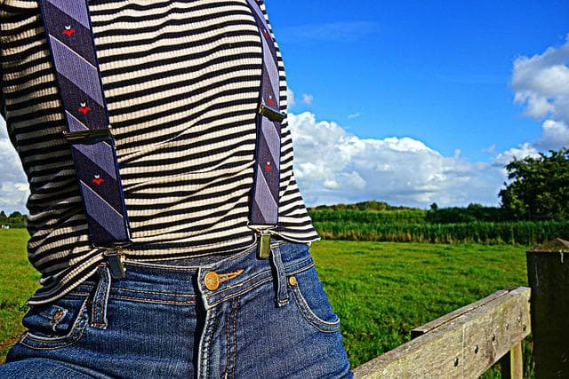 Jak zamaskować boczki? Najlepsze triki i wskazówki od stylistki